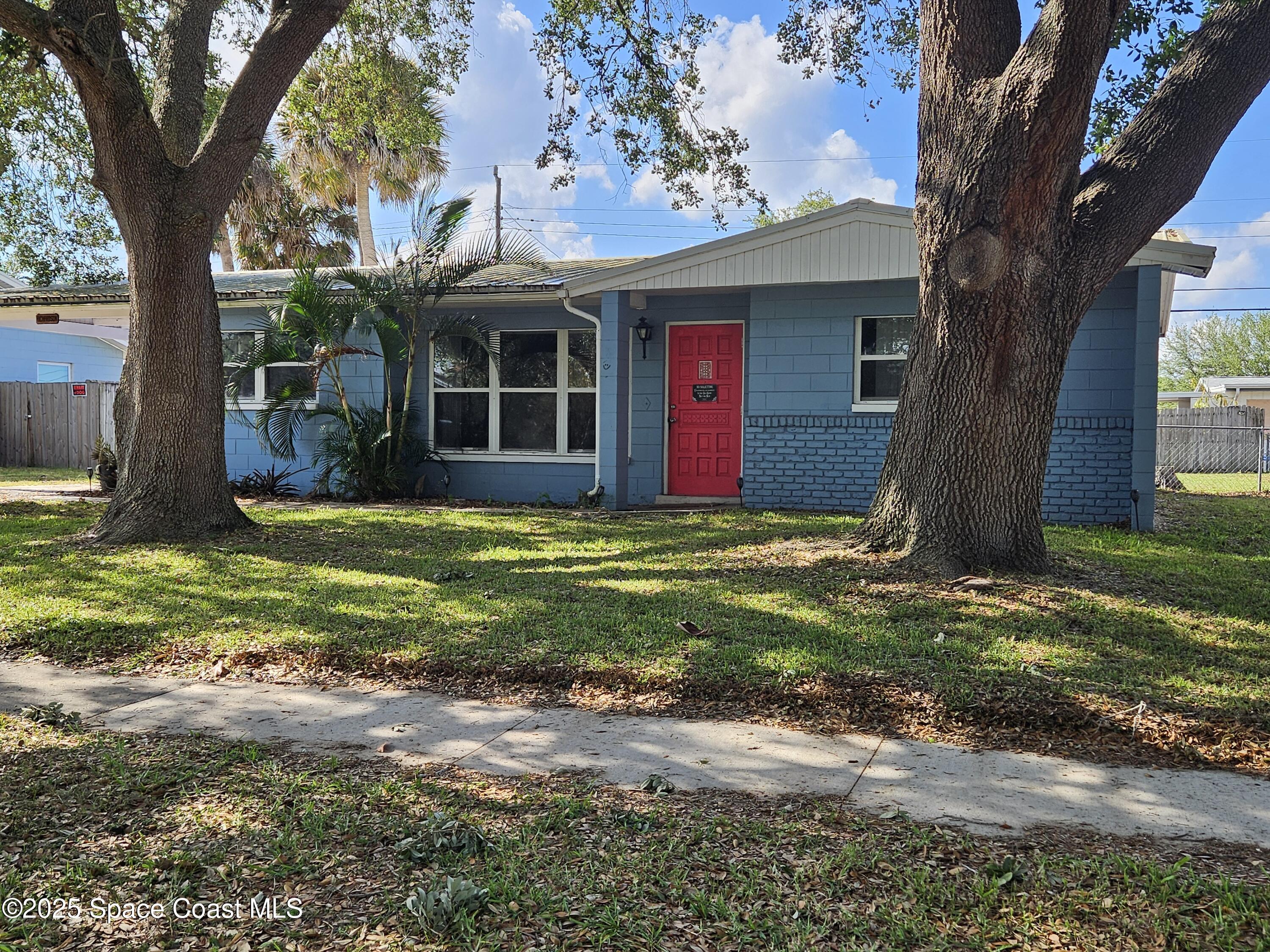 a view of a house with yard and tree s