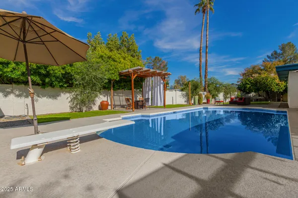 a view of a backyard