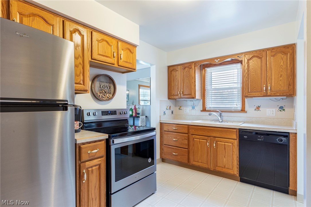 2806 Hearthstone Road Cleveland, OH 44134 - Photo 8 of 27 Gallery Image 8