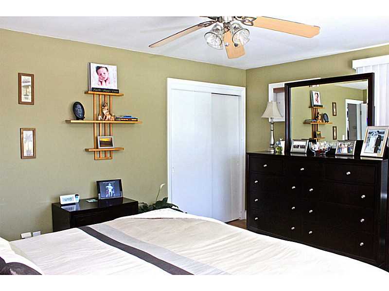 17 Brookdale Road Middletown, RI 02842 - Photo 5 of 16 Master Bedroom.