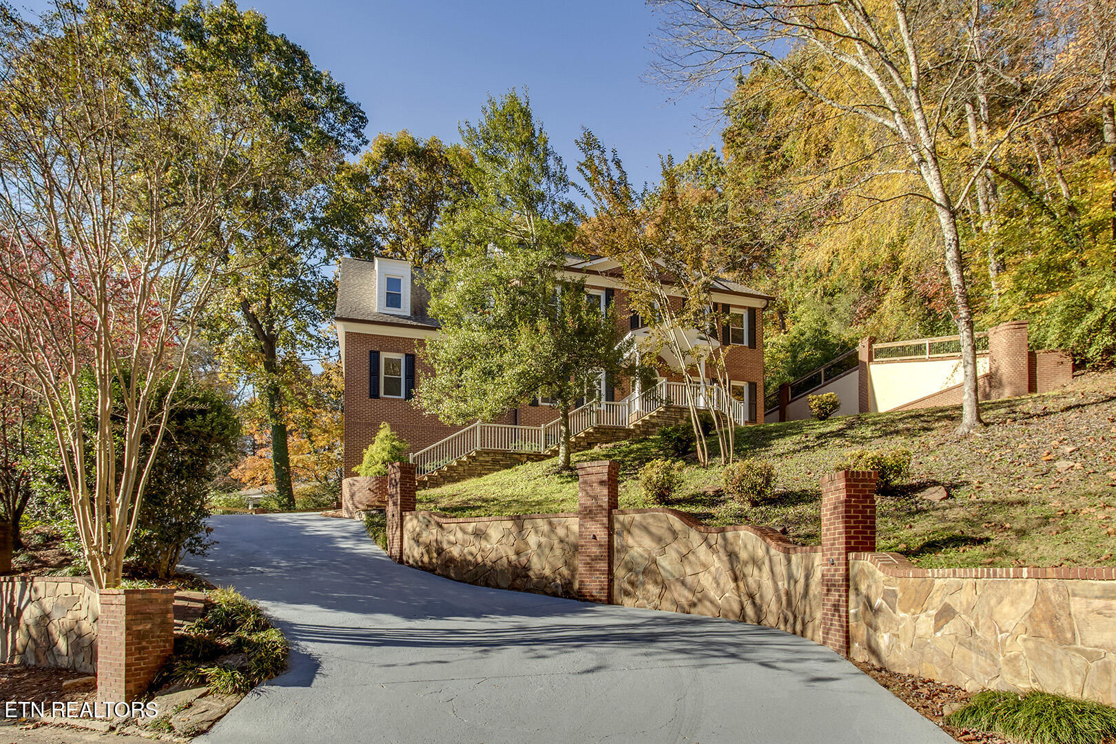 135 Amanda Drive Oak Ridge, TN 37830 - Photo 2 of 60 02_AmandaDrive_135_DrivewayEntry