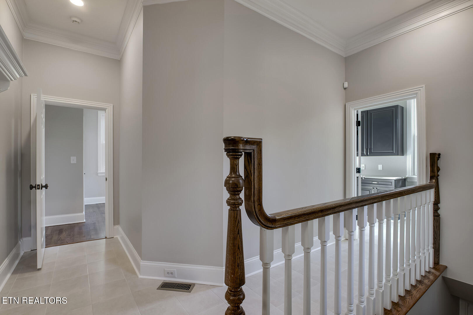 135 Amanda Drive Oak Ridge, TN 37830 - Photo 23 of 60 23_AmandaDrive_135_BackHall01