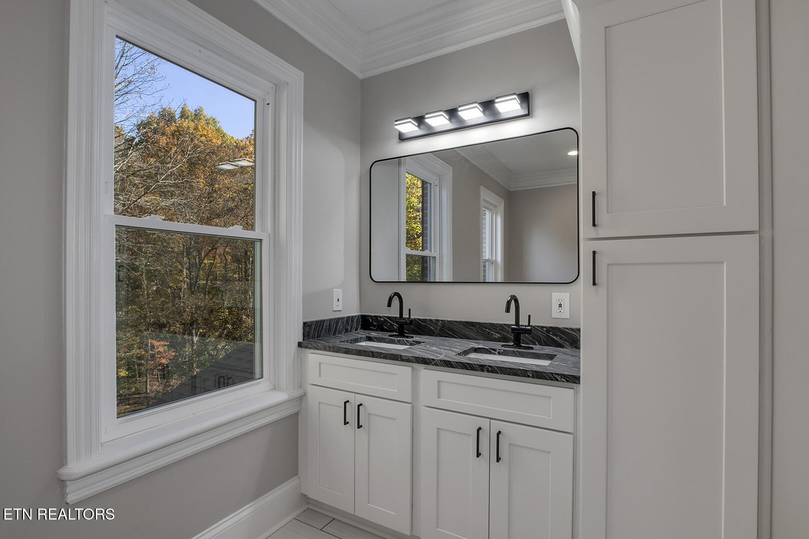 135 Amanda Drive Oak Ridge, TN 37830 - Photo 36 of 60 36_AmandaDrive_135_MasterBath01