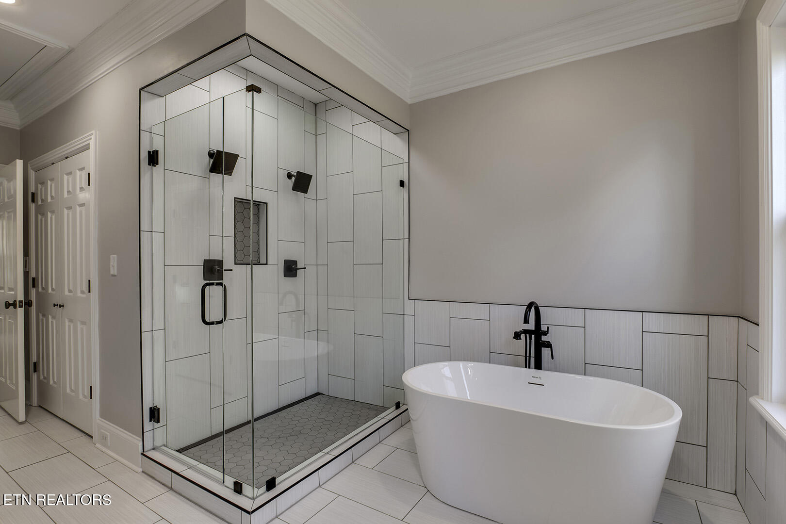 135 Amanda Drive Oak Ridge, TN 37830 - Photo 37 of 60 37_AmandaDrive_135_MasterBath02