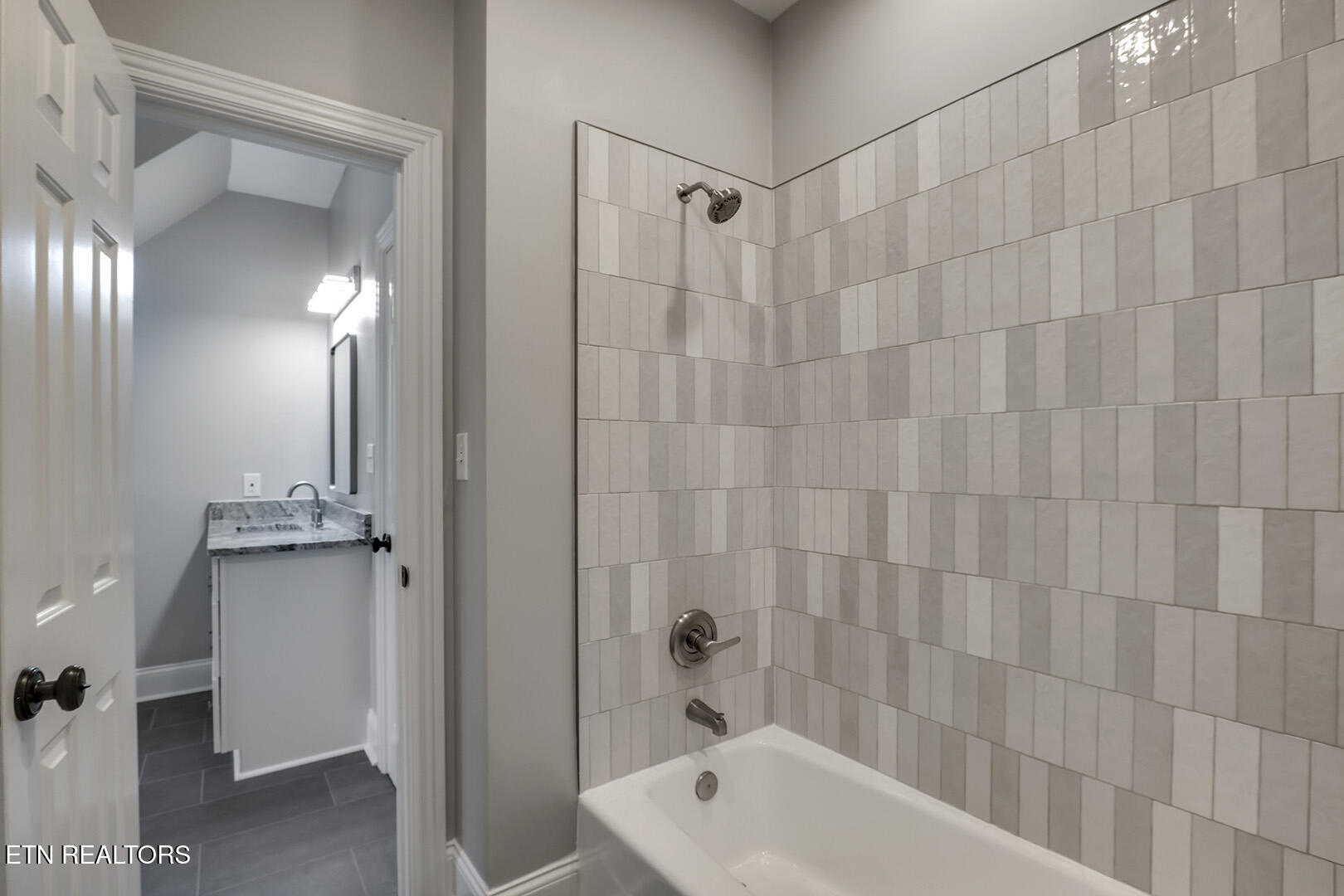 135 Amanda Drive Oak Ridge, TN 37830 - Photo 48 of 60 48_AmandaDrive_135_GuestBath2-Bath