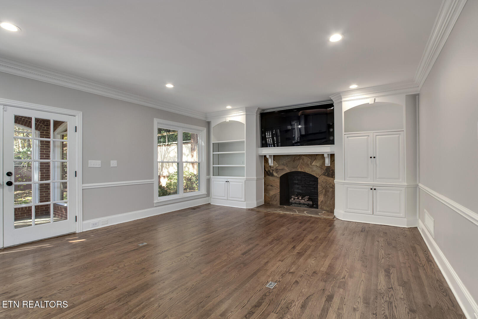 135 Amanda Drive Oak Ridge, TN 37830 - Photo 6 of 60 06_AmandaDrive_135_Living01