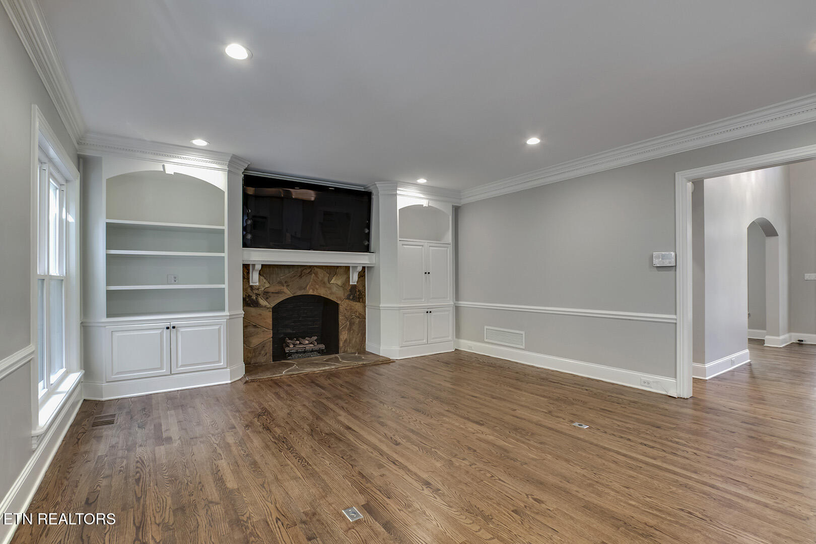 135 Amanda Drive Oak Ridge, TN 37830 - Photo 7 of 60 07_AmandaDrive_135_Living02