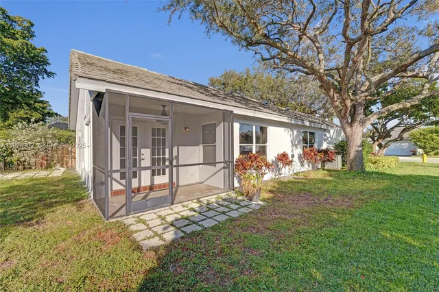 a view of a house with a yard