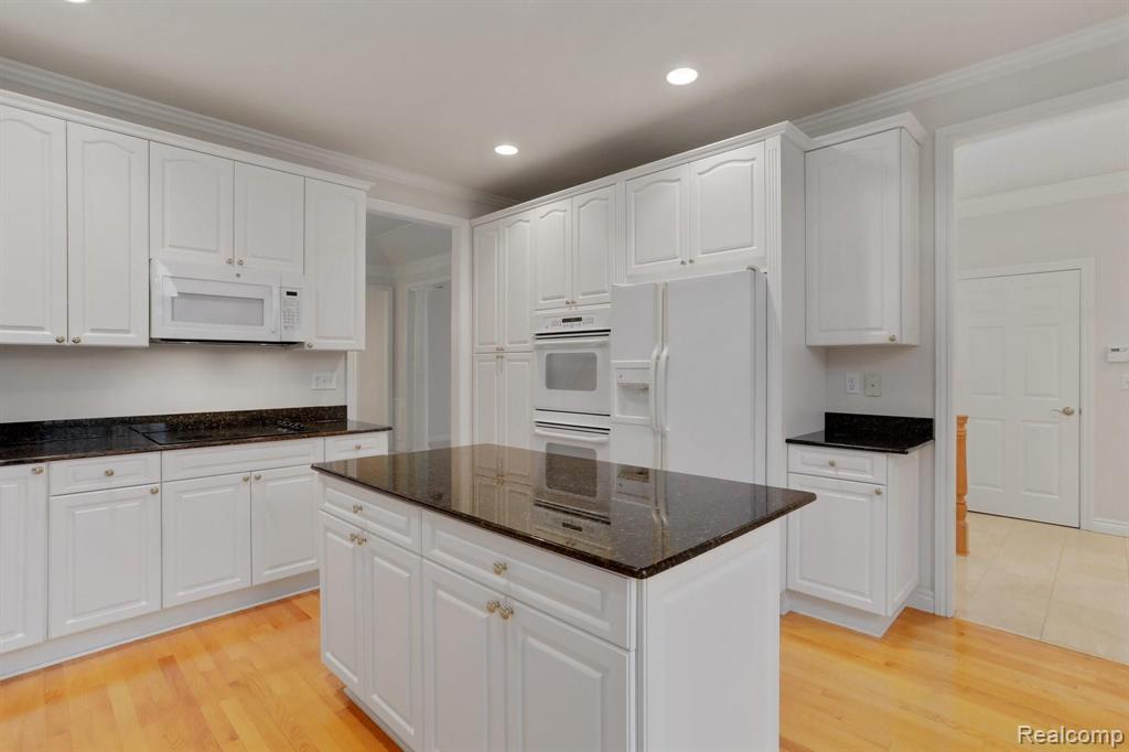 2884 Birnam Court Rochester, MI 48306 - Photo 10 of 37