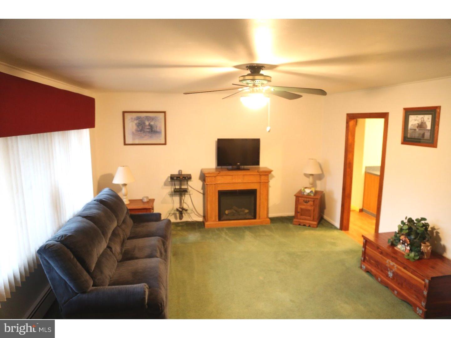35 Cliff Road Levittown, PA 19057 - Photo 12 of 22 Living Room