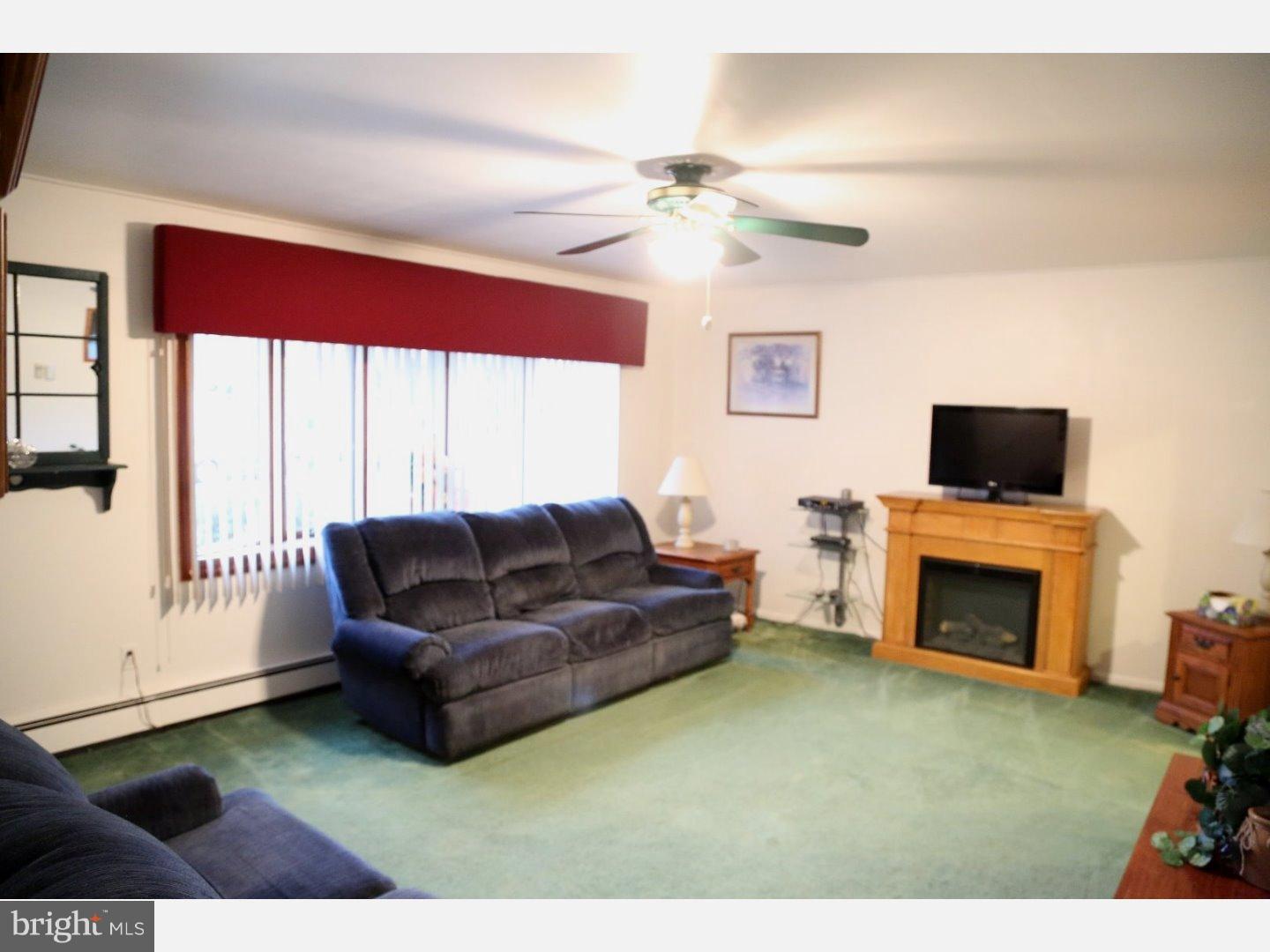 35 Cliff Road Levittown, PA 19057 - Photo 13 of 22 Living Room