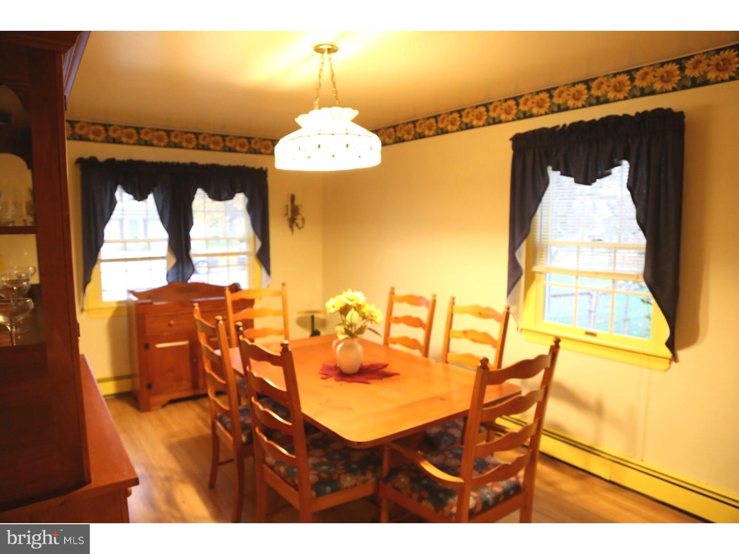 35 Cliff Road Levittown, PA 19057 - Photo 6 of 22 Dining Room