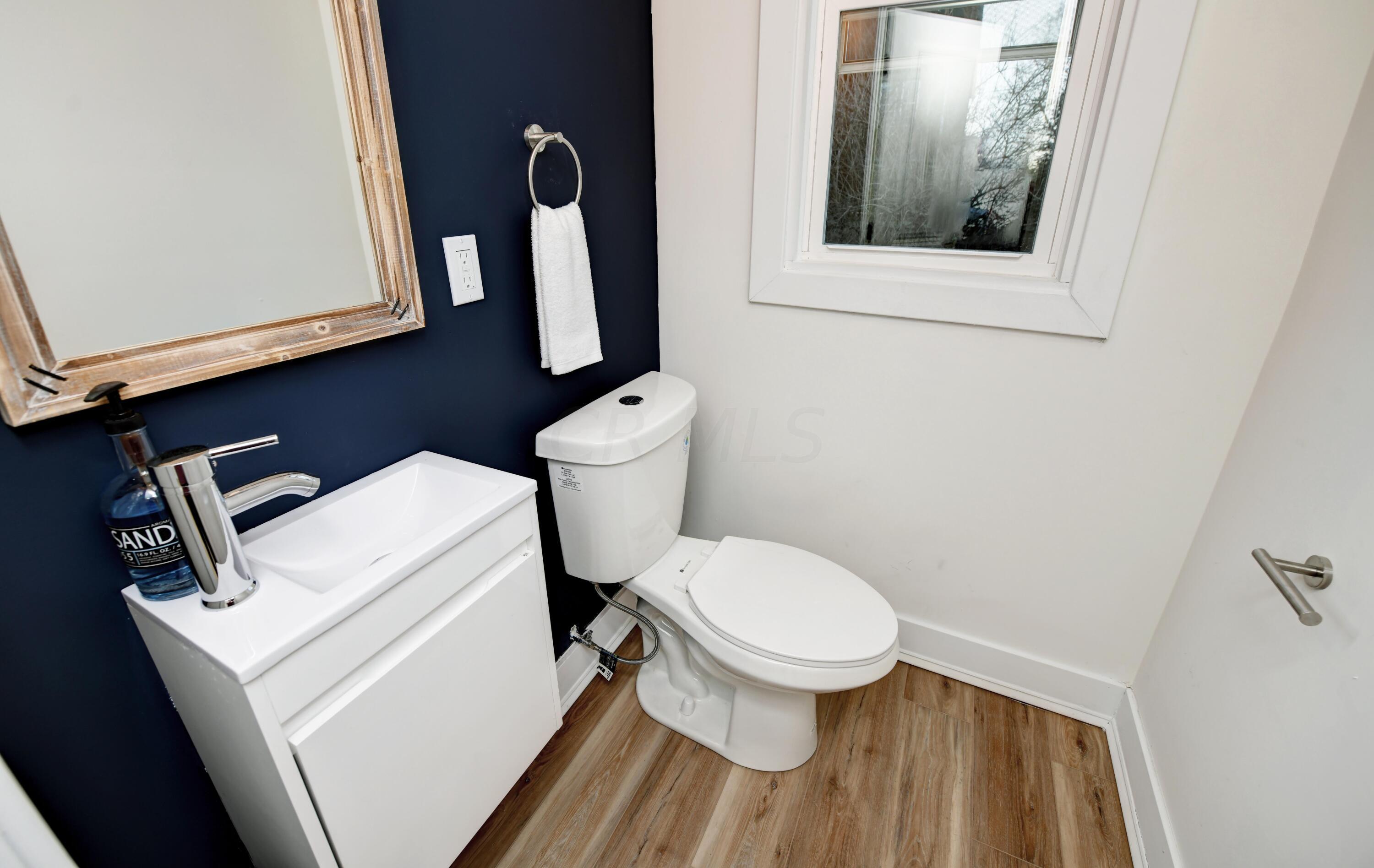 543 Berkeley Road Columbus, OH 43205 - Photo 15 of 31 Half Bath