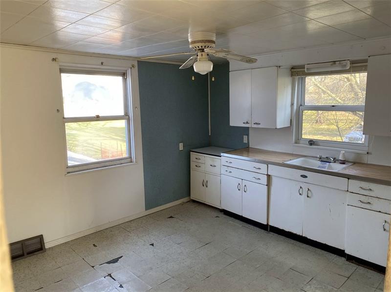 328 Clements Road Pittsburgh, PA 15239 - Photo 4 of 17