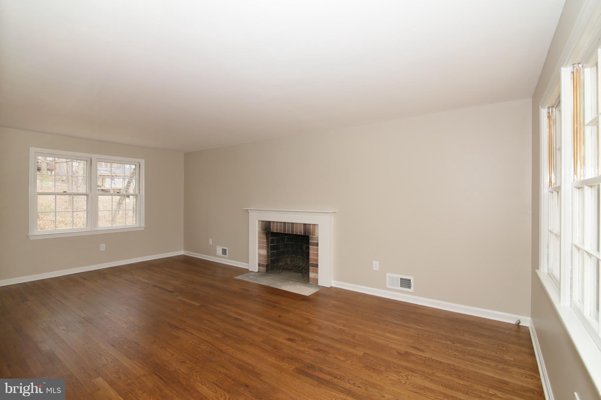 6700 Little Ann Court Springfield, VA 22152 - Photo 5 of 30 Living Room
