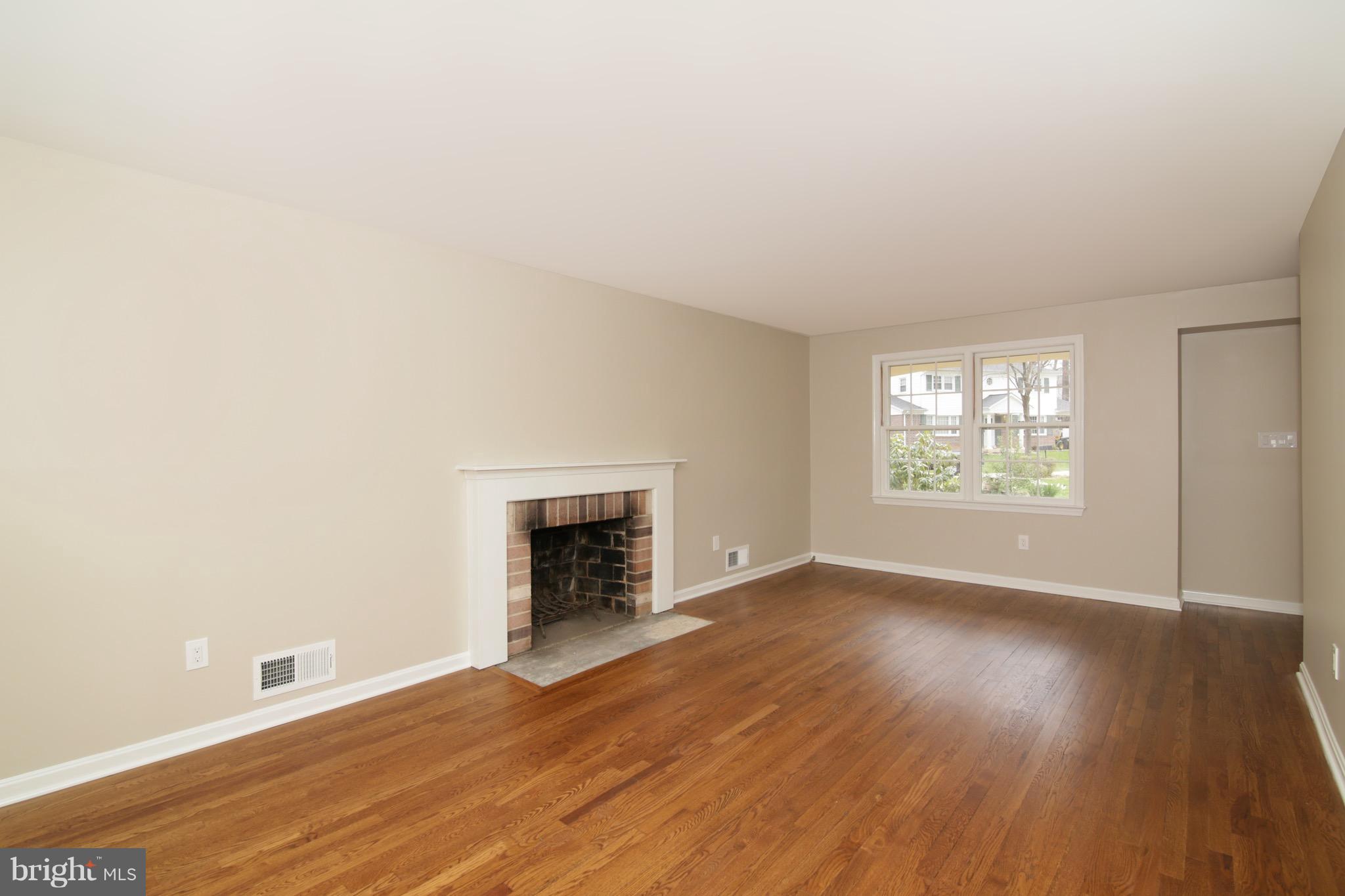 6700 Little Ann Court Springfield, VA 22152 - Photo 6 of 30 Living Room