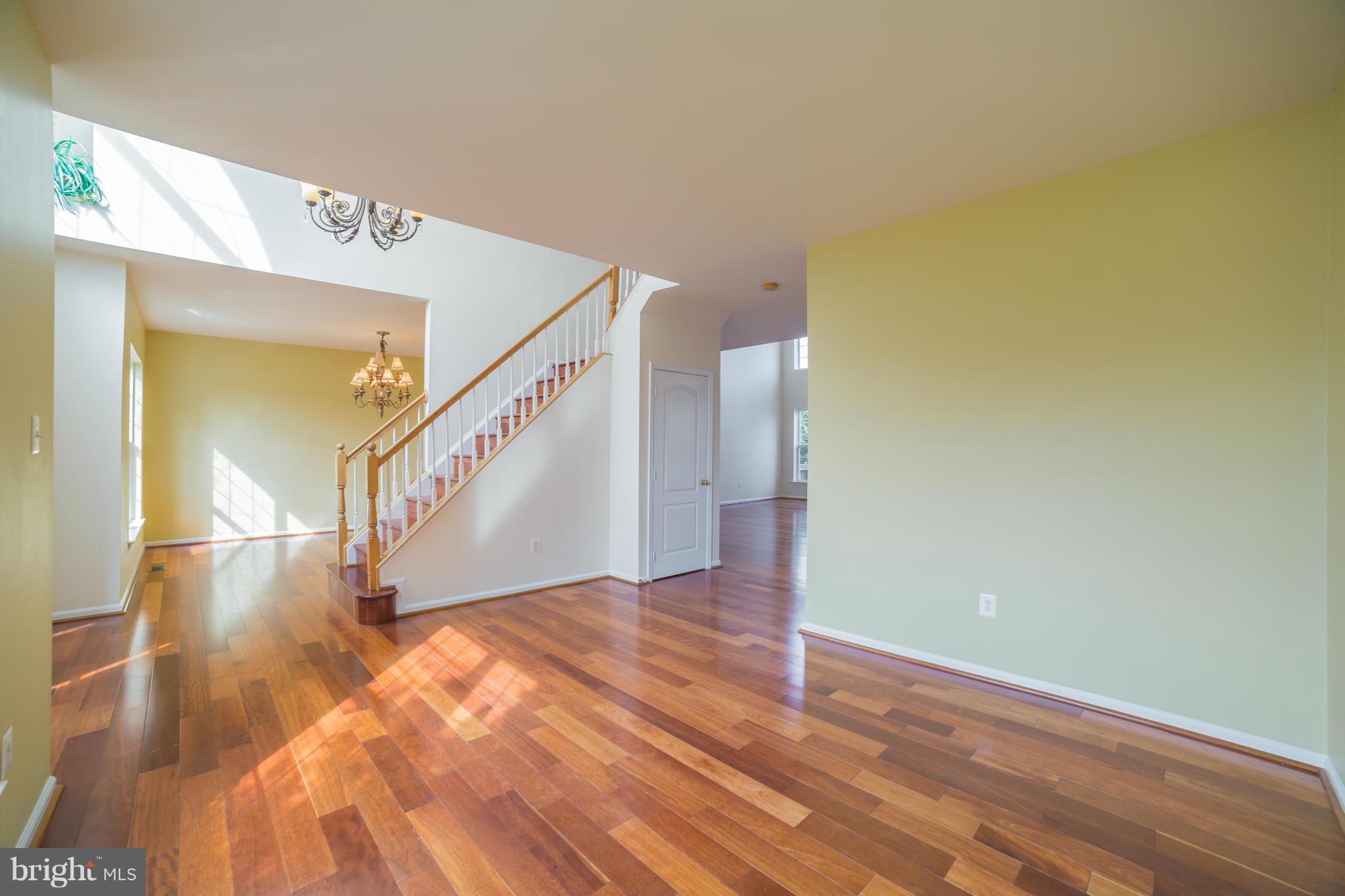 17905 Coachmans Road Germantown, MD 20874 - Photo 6 of 30 Living Room