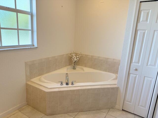 2619 Southwest Ann Arbor Road Port St. Lucie, FL 34953 - Photo 9 of 18 Primary soaker tub