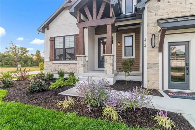 $795,000 | 424 Southeast Maxwell Drive, Blue Springs, MO 64014