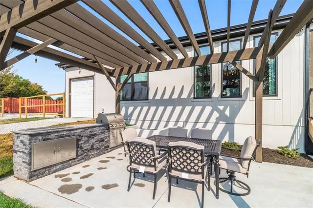 $795,000 | 424 Southeast Maxwell Drive, Blue Springs, MO 64014