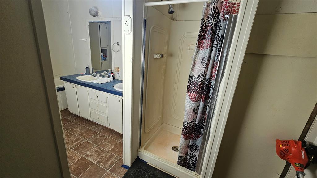 413 Lakeview Trail Weatherford, TX 76087 - Photo 22 of 40 a bathroom with a mirror and a shower