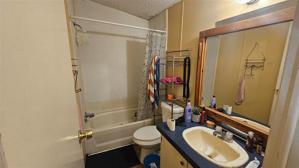 413 Lakeview Trail Weatherford, TX 76087 - Photo 7 of 40 a bathroom with a sink a toilet and shower