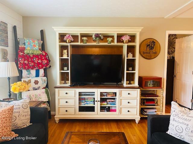 7410 Lark Road Crestwood, KY 40014 - Photo 10 of 29 Plenty of room in the living room for an entertainment center.
