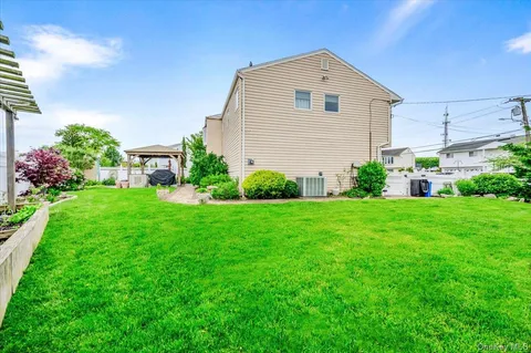 $899,000 | 3683 Illona Lane, Oceanside, NY 11572