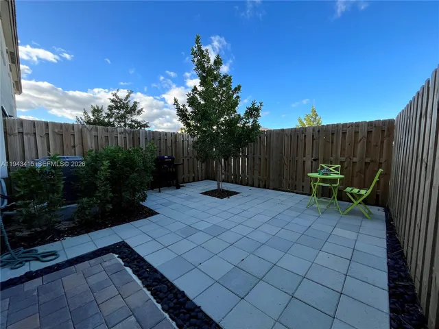 a view of a backyard