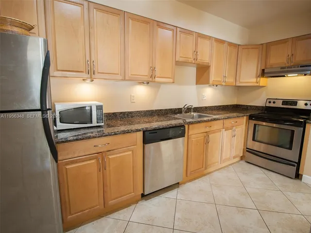 $2,000 | 13901 Southwest 90th Avenue, Unit E118, Miami, FL 33176