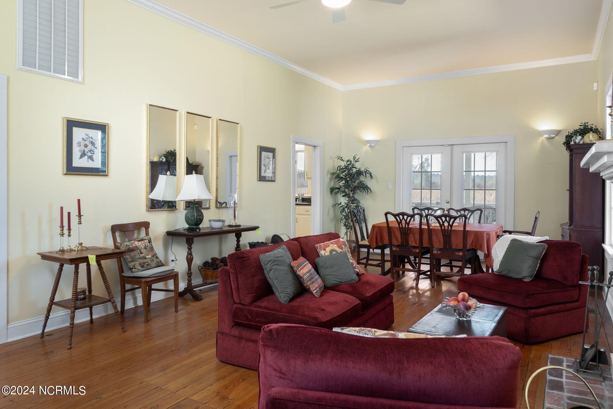 1015 Washington Post Road New Bern, NC 28562 - Photo 19 of 61 Living Room