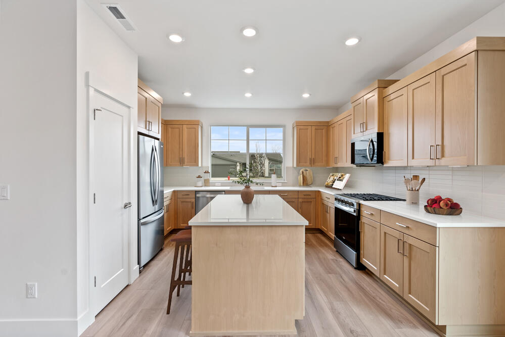3950 Northeast Oakside Loop Bend, OR 97701 - Photo 4 of 23 PT322-Astoria-E-Classic-Kitchen