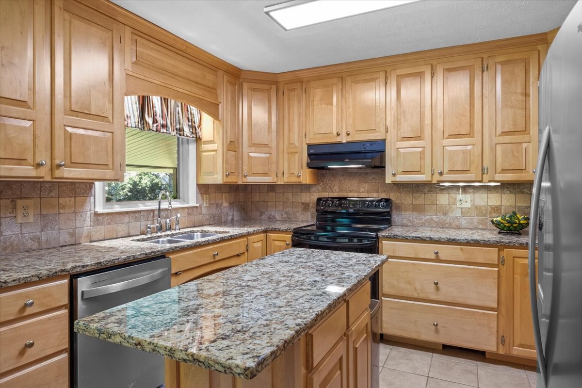 555 Lakeview Court Tennessee Ridge, TN 37178 - Photo 8 of 44