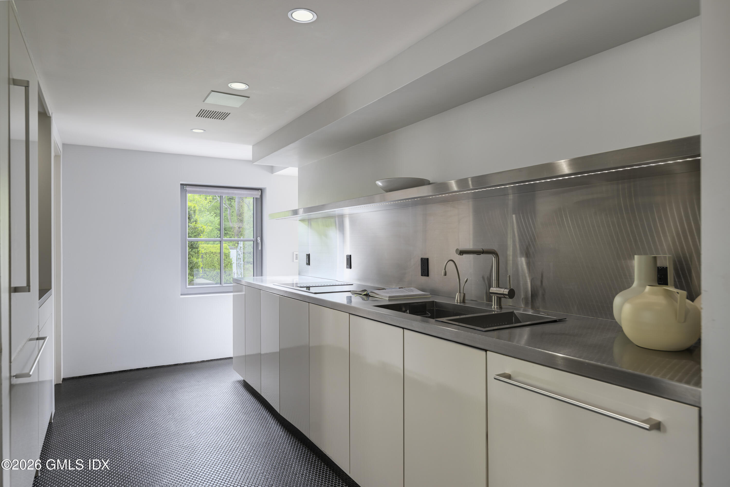 306 Round Hill Road Greenwich, CT 06831 - Photo 10 of 50 _DSC0618-Edit