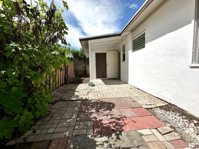 $1,650 | 5712 Pinewood Avenue, West Palm Beach, FL 33407