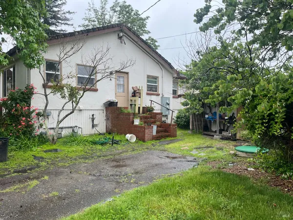 a view of a house with backyard and garden