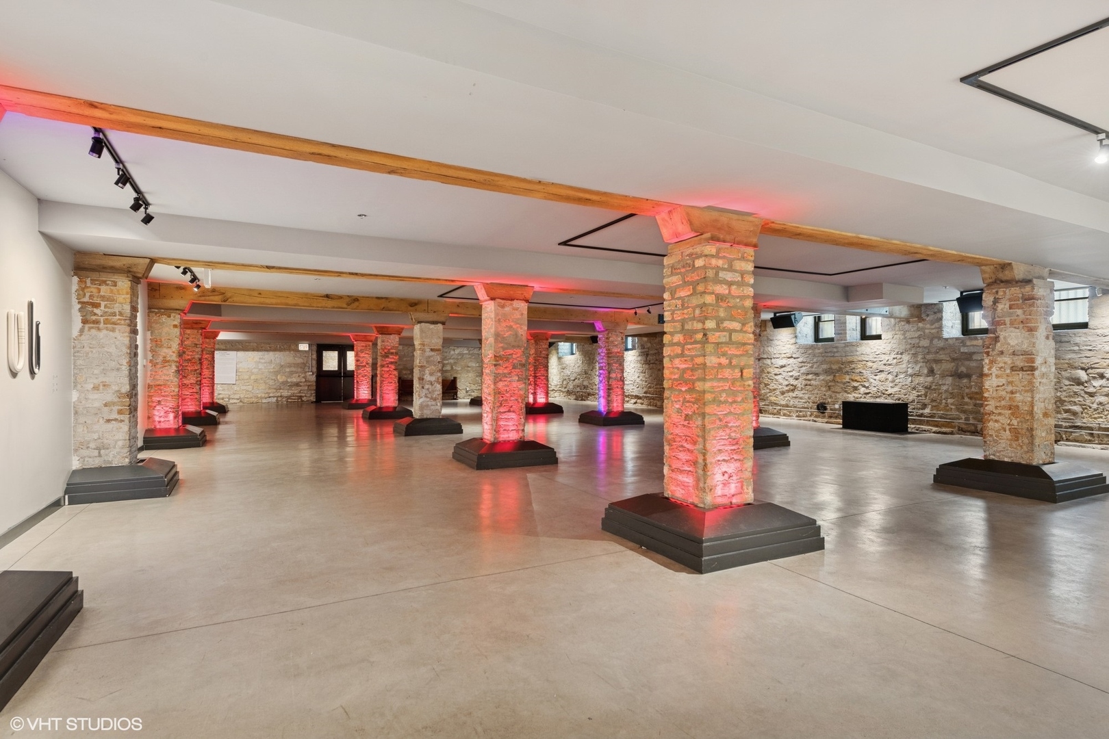 201 South Ashland Avenue Chicago, IL 60607 - Photo 30 of 41 a living room with furniture and a flat screen tv