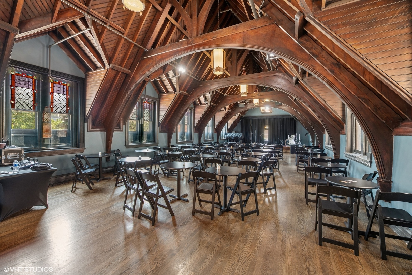 201 South Ashland Avenue Chicago, IL 60607 - Photo 34 of 41 a view of a patio with table and chairs with wooden floor