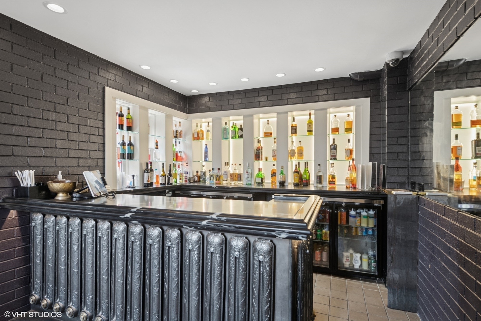 201 South Ashland Avenue Chicago, IL 60607 - Photo 37 of 41 a kitchen with counter top space and windows