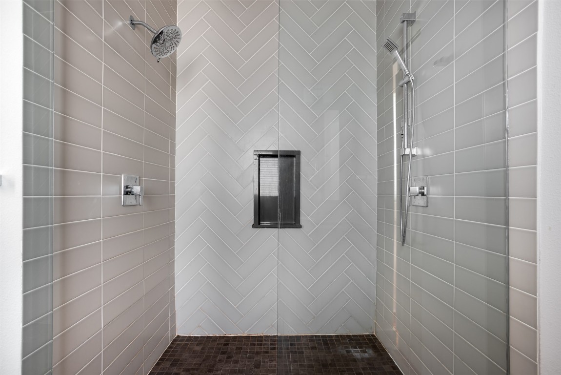 1009 East 12th Street Austin, TX 78702 - Photo 17 of 27 a bathroom with a window