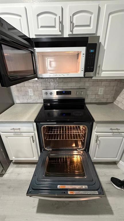 13584 Turtle Marsh Loop, Unit 113 Orlando, FL 32837 - Photo 5 of 29 a stove top oven sitting inside of a kitchen