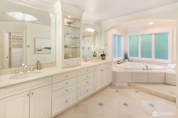 $4,650,000 | 13695 Northeast 32nd Place, Bellevue, WA 98005