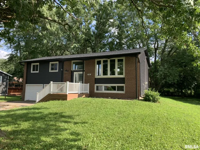 $290,000 | 142 Lakeland Drive, Galesburg, IL 61401