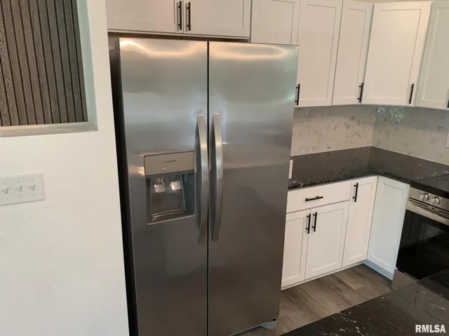 $290,000 | 142 Lakeland Drive, Galesburg, IL 61401