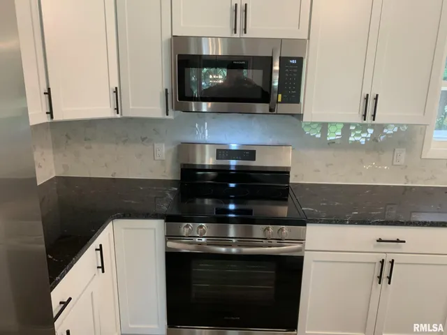 $290,000 | 142 Lakeland Drive, Galesburg, IL 61401