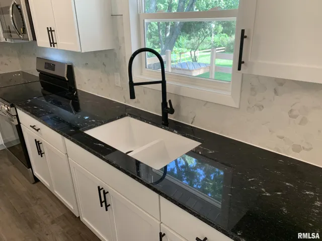 $290,000 | 142 Lakeland Drive, Galesburg, IL 61401