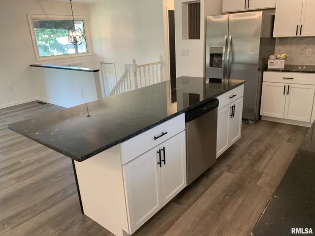 $290,000 | 142 Lakeland Drive, Galesburg, IL 61401