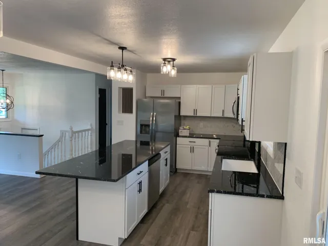 $290,000 | 142 Lakeland Drive, Galesburg, IL 61401