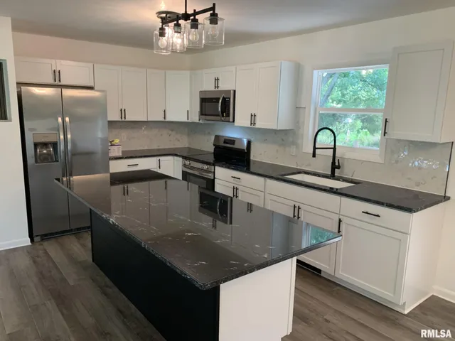 $290,000 | 142 Lakeland Drive, Galesburg, IL 61401