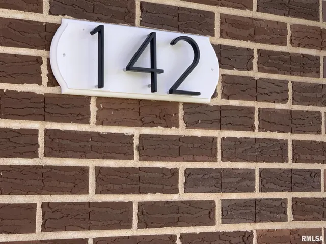 $290,000 | 142 Lakeland Drive, Galesburg, IL 61401